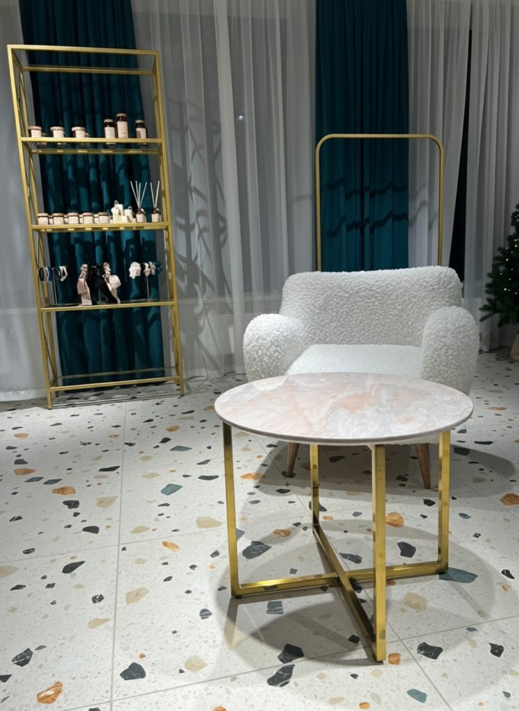 1 салон стеллаж + столик + вешалка