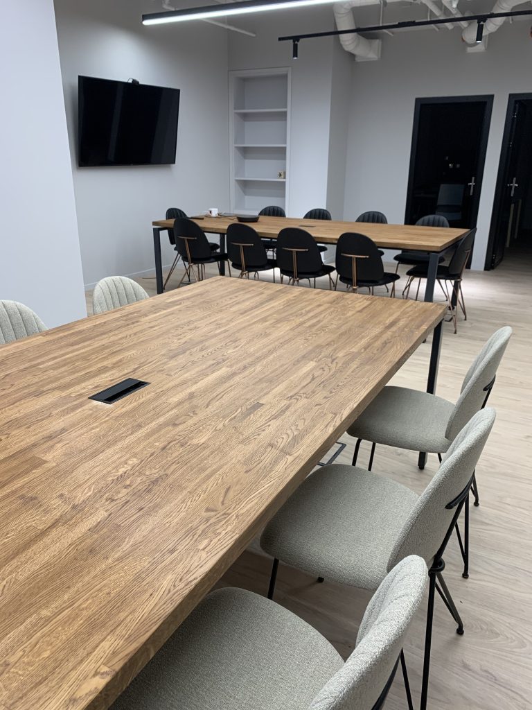 Переговорные столы из массива дуба