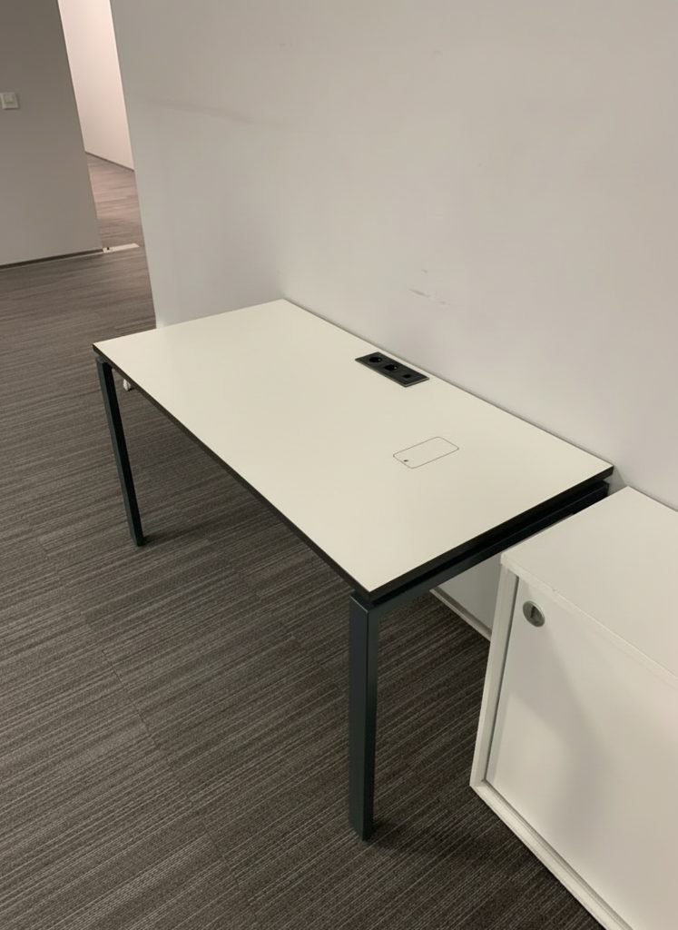 Рабочий белый стол 1 с беспроводной зарядкой и розеткой