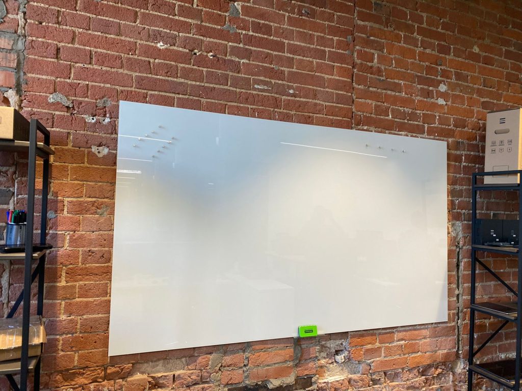 Стеклянная магнитно-маркерная доска белая 4